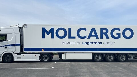 Planentransporter auf Firmengelände Ansicht seitlich.