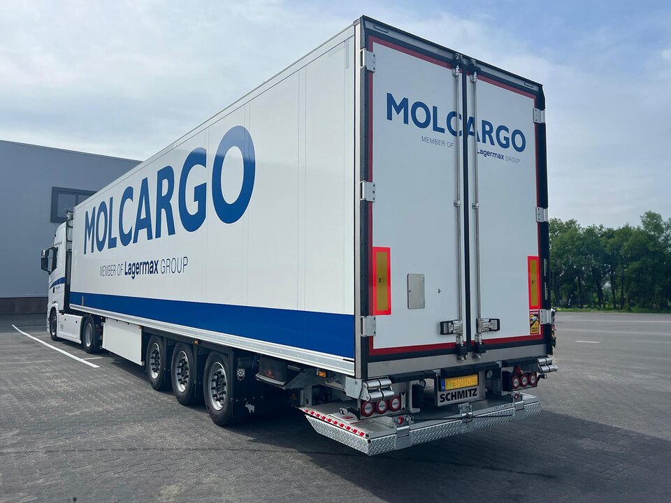 Planentransporter auf Firmengelände Ansicht von hinten.