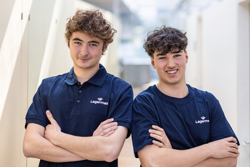 Foto von zwei Lagermax-Lehrlingen mit gekreuzten Armen