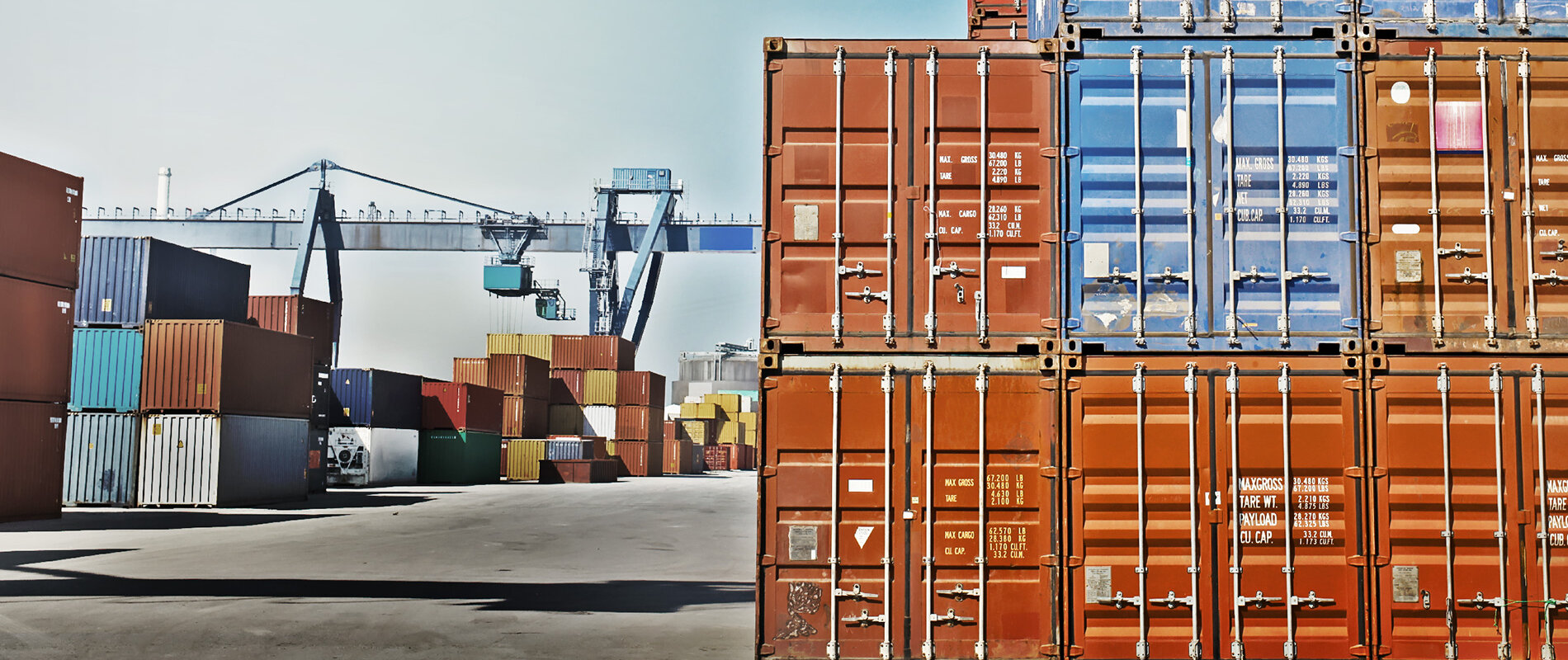 Containerstapel auf Gelände im Hintergrund Verladung mit Karn.
